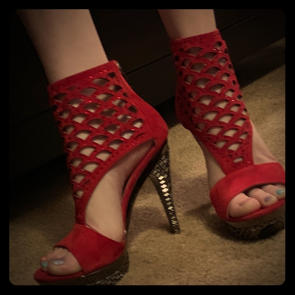 NWOT never worn Chinese Laundry Platform Heels